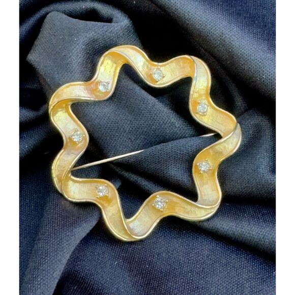 Vintage Sarah Coventry Rhinestone Ribbon Wreath Brooch - Picture 2 of 5